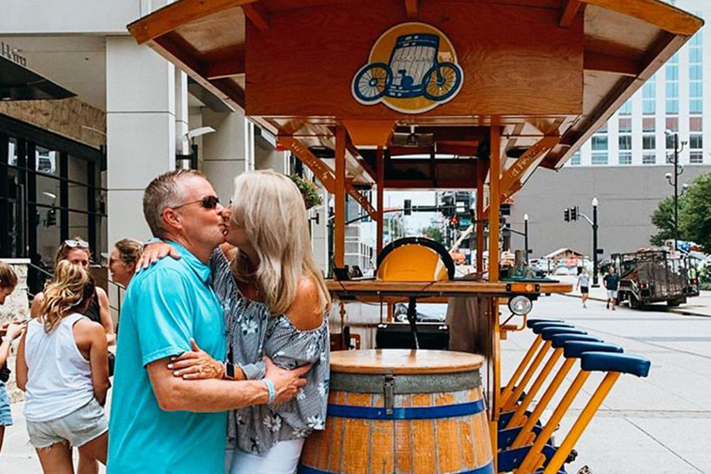 older couple kissing on Nashville Pedal Tavern tour