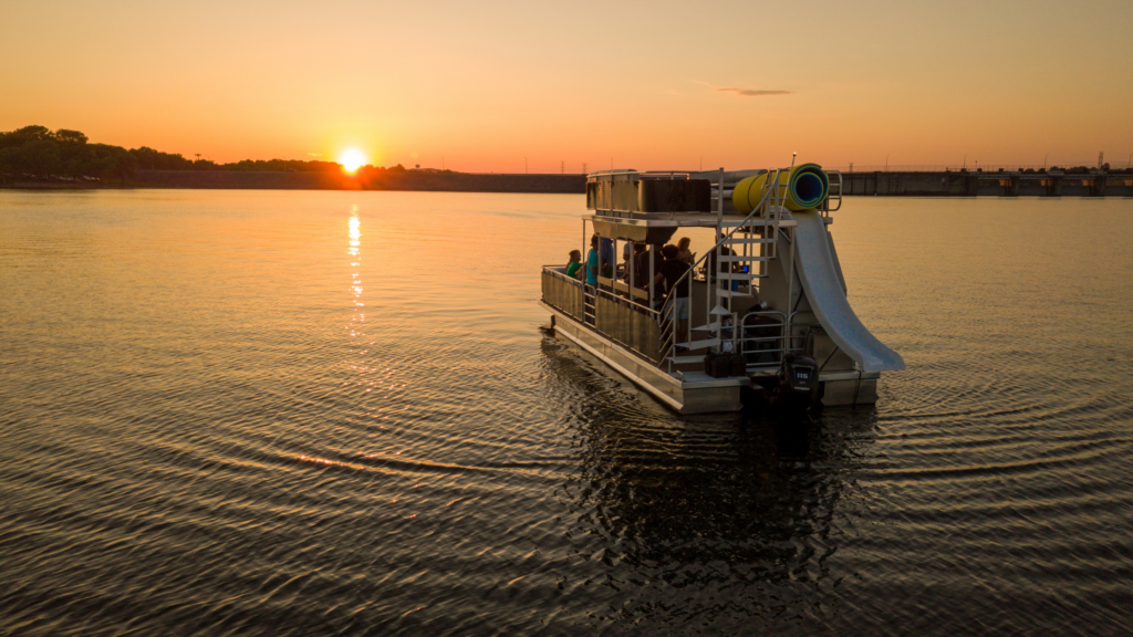 pontoon rentals on percy priest reservoir just outside of nashville with nashville toons